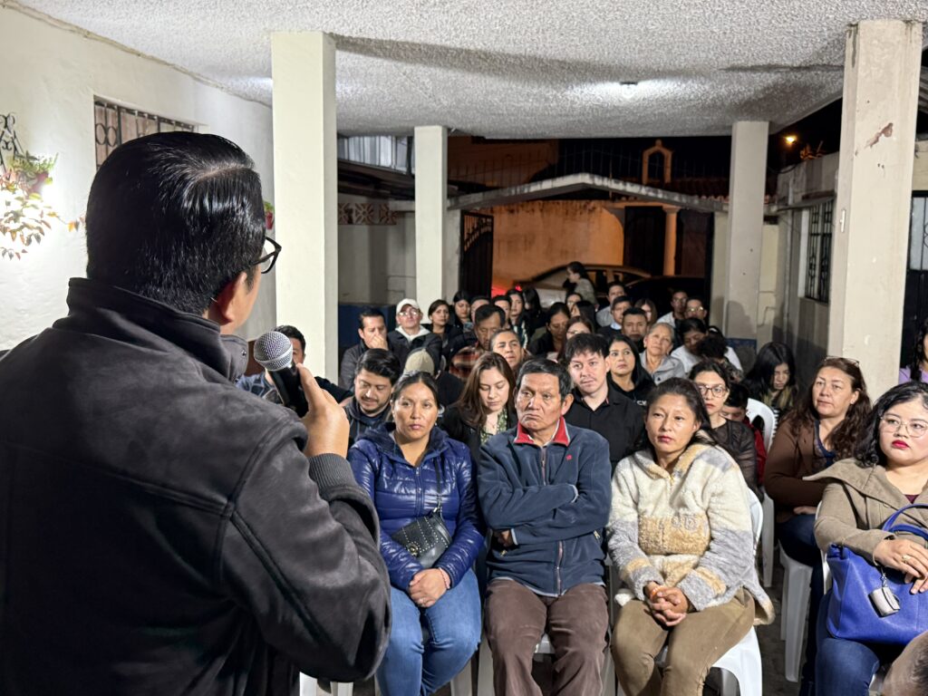 Conversación con asistentes durante una reunión.