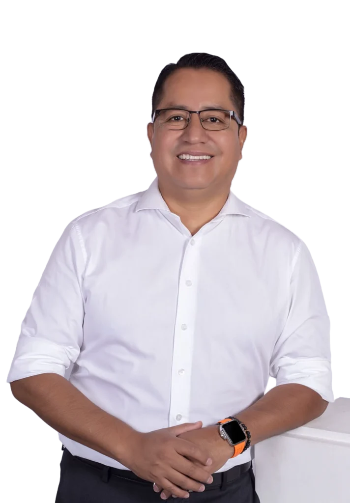 Santiago Morocho con camisa blanca
