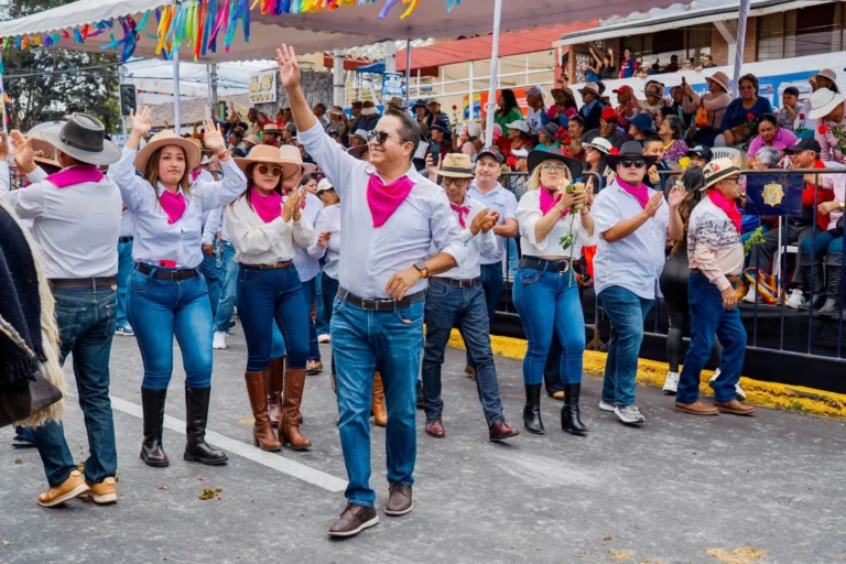 Santiago Morocho acompaña el Desfile del Chagra